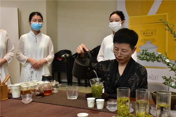 新理念、新時(shí)尚、新方式、新感受——德宇集團(tuán)舉行2022得雨活茶新品發(fā)布推廣會